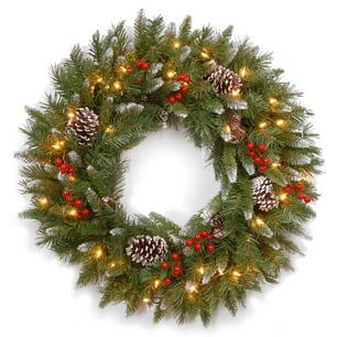 https://hips.hearstapps.com/hmg-prod.s3.amazonaws.com/images/christmas-wreaths-11-1502821518.jpg