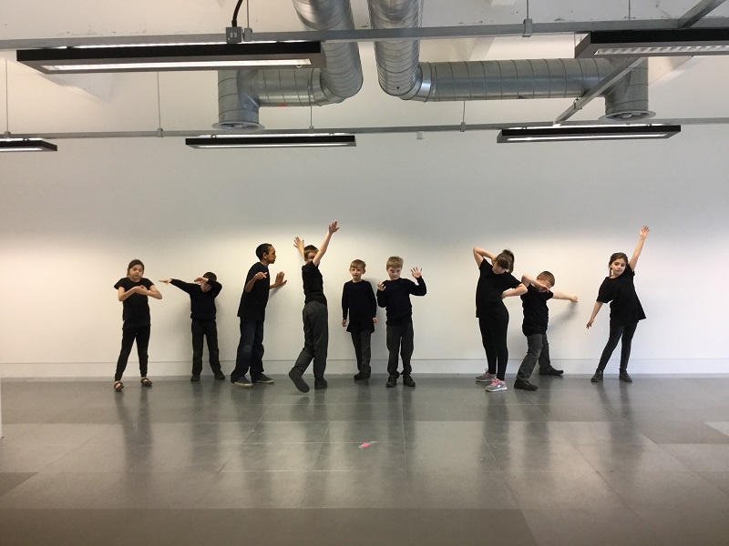 Throwing shapes with Stepping Stones – exploring architecture with dance